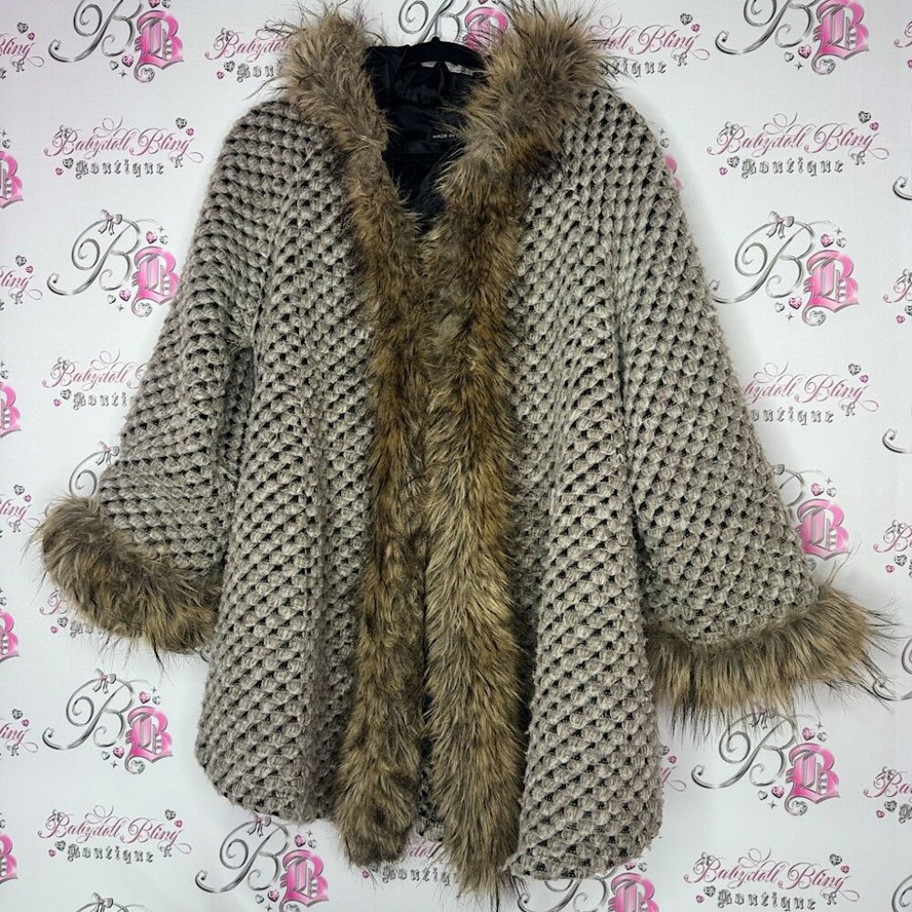 Coat italy 🇮🇹 wool warm faux fur one size fits all closure hook front fur trim